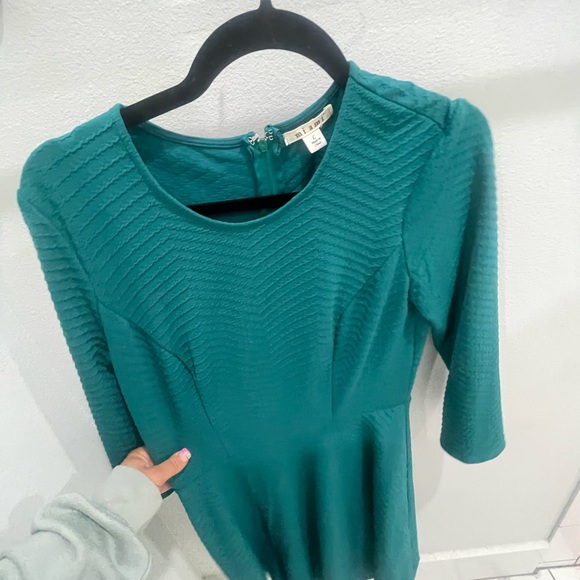 Never worn with tags green dress - Picture 6 of 8